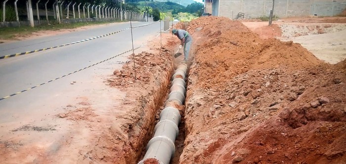 Avenida Amintas Osorio de Matos recebe melhorias na rede de esgoto