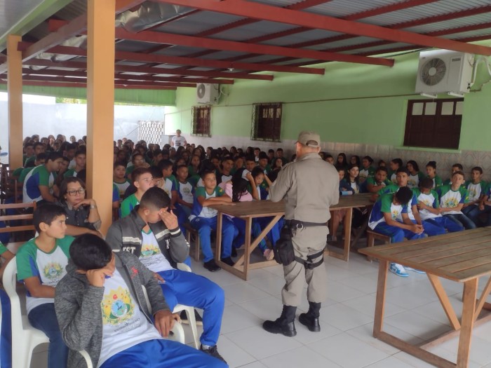 Polícia Militar promove palestra sobre o combate às drogas e violência em escola de Mâncio Lima