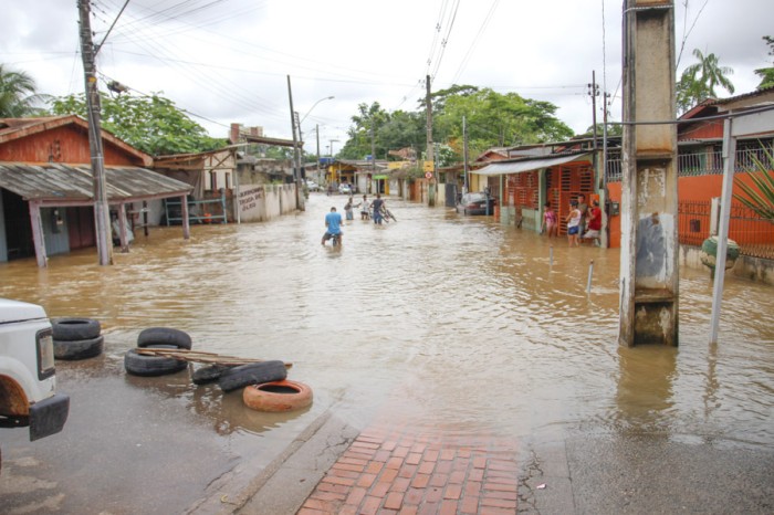 Saúde do Acre alerta para risco de contaminação por contato com águas de enchente