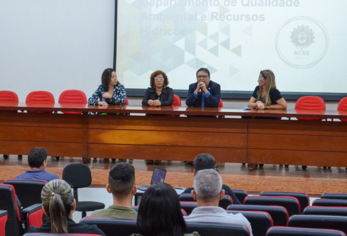 Educadores participam de palestras sobre importância da conservação da água