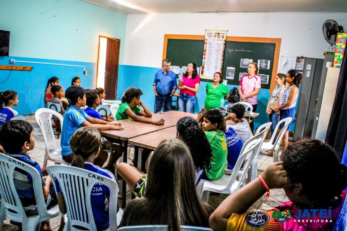 O prefeito Eraldo Jorge Leite e a vice prefeita Cileide Cabral, realizaram a entrega de garrafinhas de água.