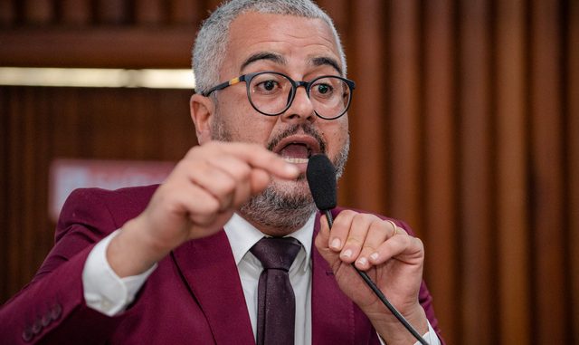 Madre de Deus: Vereador Marden Lessa, denuncia prefeito por dispensar licitação.