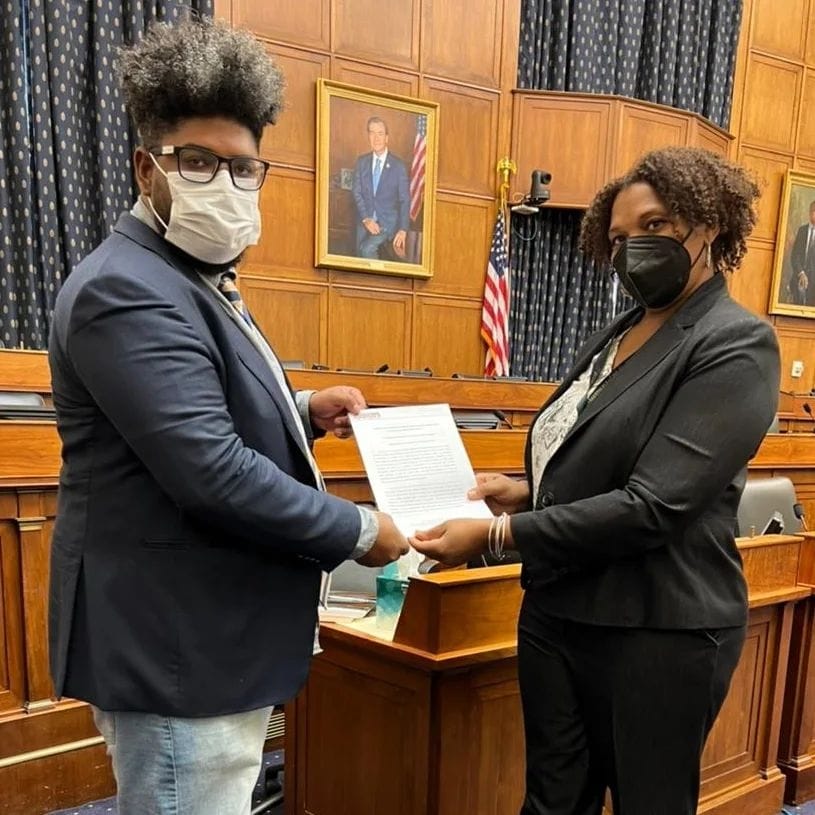 Riscos à democracia provocados por Bolsonaro e violência policial na BA e no RJ são denunciados no Capitólio e na OEA.