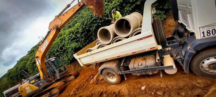 Bueiros para escoamento de chuva são feitos em Córrego Siqueira