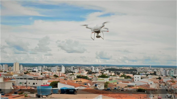 Com auxílio de um drone, agentes de endemias conseguiram identificar mais de 500 focos do Aedes aegypti no município