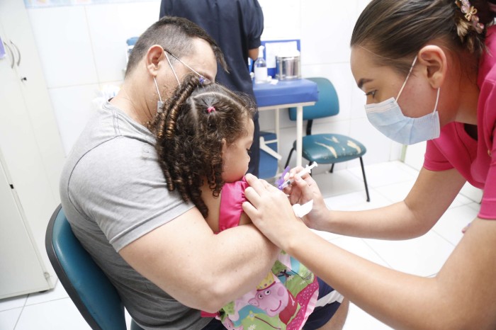 Ceará começa a vacinar crianças contra a gripe; estratégia se antecipa à campanha nacional