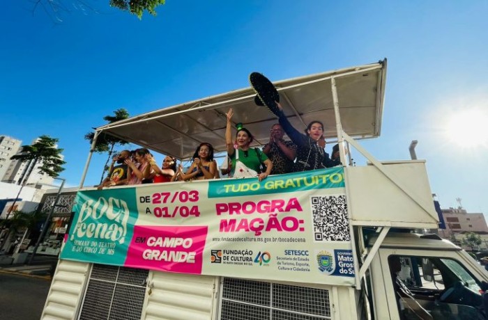 No Centro, cortejo de artistas convida ‘respeitável público’ para Festival Boca de Cena