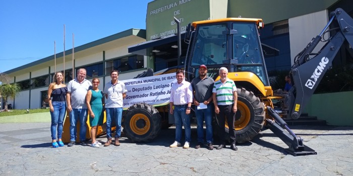 Município de Ibaiti recebe nova retroescavadeira 0KM