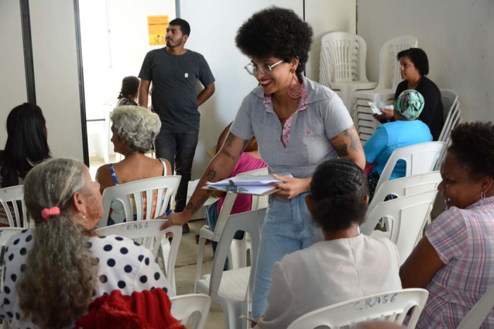 Prefeitura recebe documentação de moradores do Nova Cidade para oficializar propriedade de imóveis