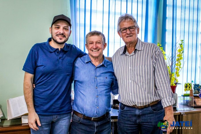 Prefeito Eraldo recebeu em seu Gabinete a visita do Cantor Fábio Cunha.