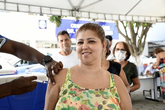 Nova Iguaçu aplica vacina bivalente contra covid-19 nesta sexta-feira (24)