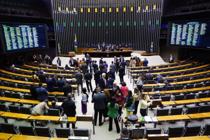 Câmara aprova MP que prorroga regime de tributação para multinacionais brasileiras; acompanhe