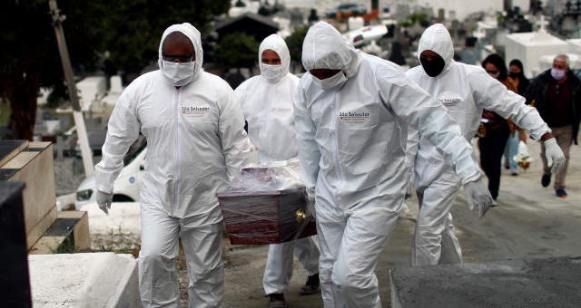 Brasil chega à marca de 700 mil mortes por Covid-19.