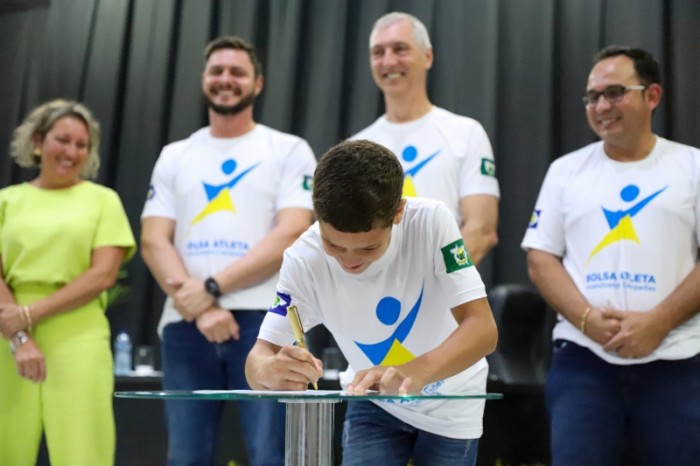 Cerimônia com professores e alunos marca início do Bolsa Atleta em Lucas do Rio Verde