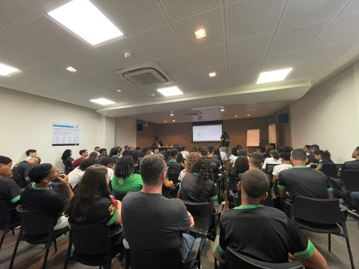 Estudantes do Trilhas de Futuro fazem visitas técnicas para alinhar teoria e prática profissional 