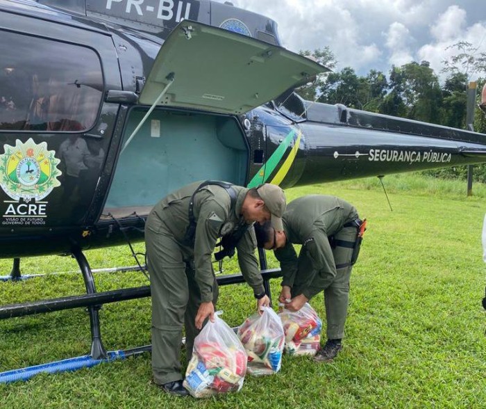 Helicópteros do Ciopaer atuam no transporte de alimentos a famílias indígenas afetadas pelas enchentes
