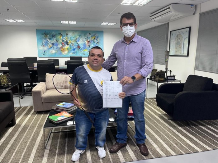 Sesporte entrega passagens aéreas para atleta de parabadminton