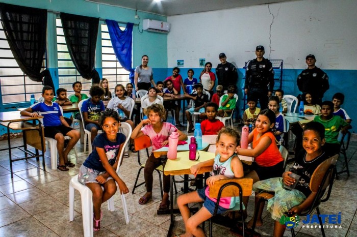 O serviço de convivência e fortalecimento de vínculos SCFV, realizou um trabalho junto com a PM sobre o tema Moral e Cívica.