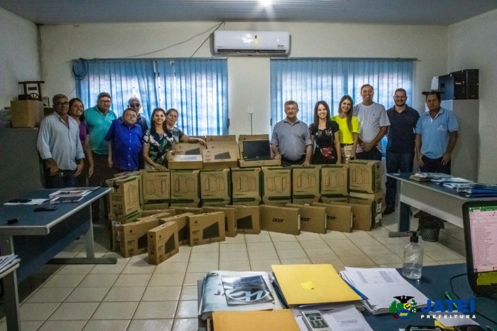 Prefeito Eraldo Jorge Leite, entrega equipamentos de informática para secretária de educação.