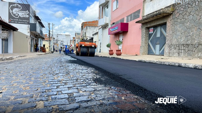 Prefeitura de Jequié segue investindo em pavimentação asfáltica e leva melhorias para Rua Professor Sá Nunes e mantém obras de pavimentação da Rua Coronel Costa Brito