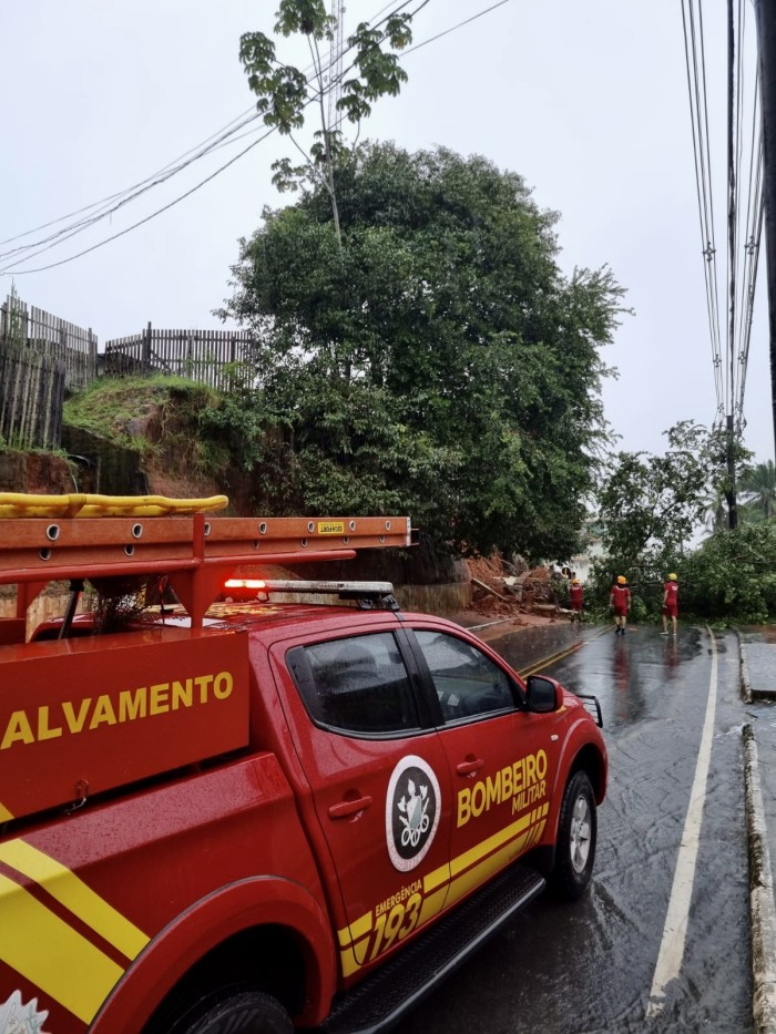 Corpo de Bombeiros atende ocorrências causadas pelas fortes chuvas em Cruzeiro do Sul