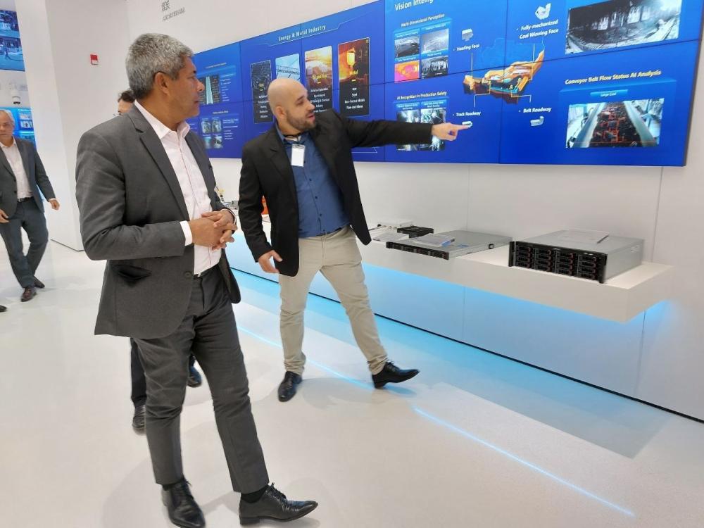 Jerônimo conhece conjunto de soluções para cidades digitais.