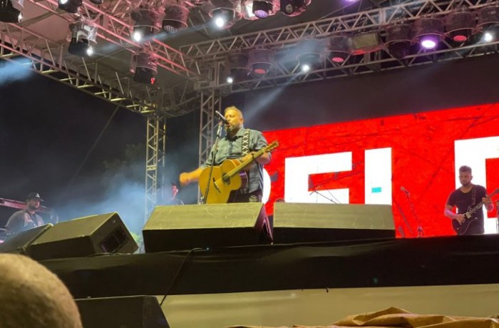 Festa cristã leva mais de 30 mil pessoas à cidade da Páscoa e encerra evento com cantor gospel Fernandinho