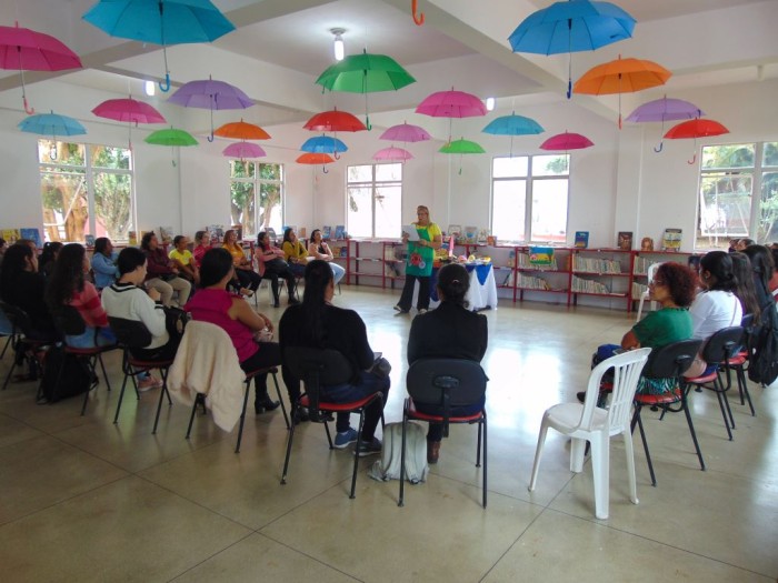 Educação realiza formação de professores da educação infantil com contação de história na Biblioteca Municipal