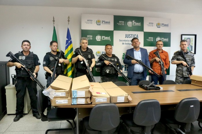 Comando de Operações Prisionais recebe espingardas e viatura