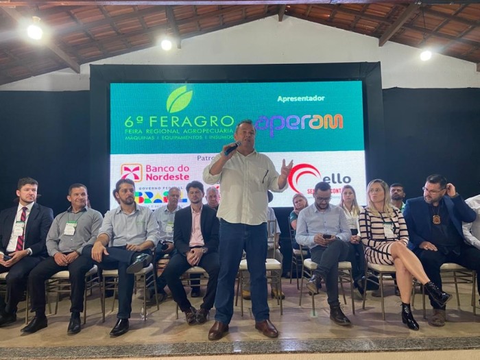 Governo de Minas entrega mais de cem títulos de terras, 210 kits de irrigação e nove de apicultura na Feragro, em Capelinha