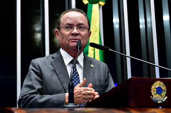 Zequinha pede compromisso do poder público para conter favelização no país