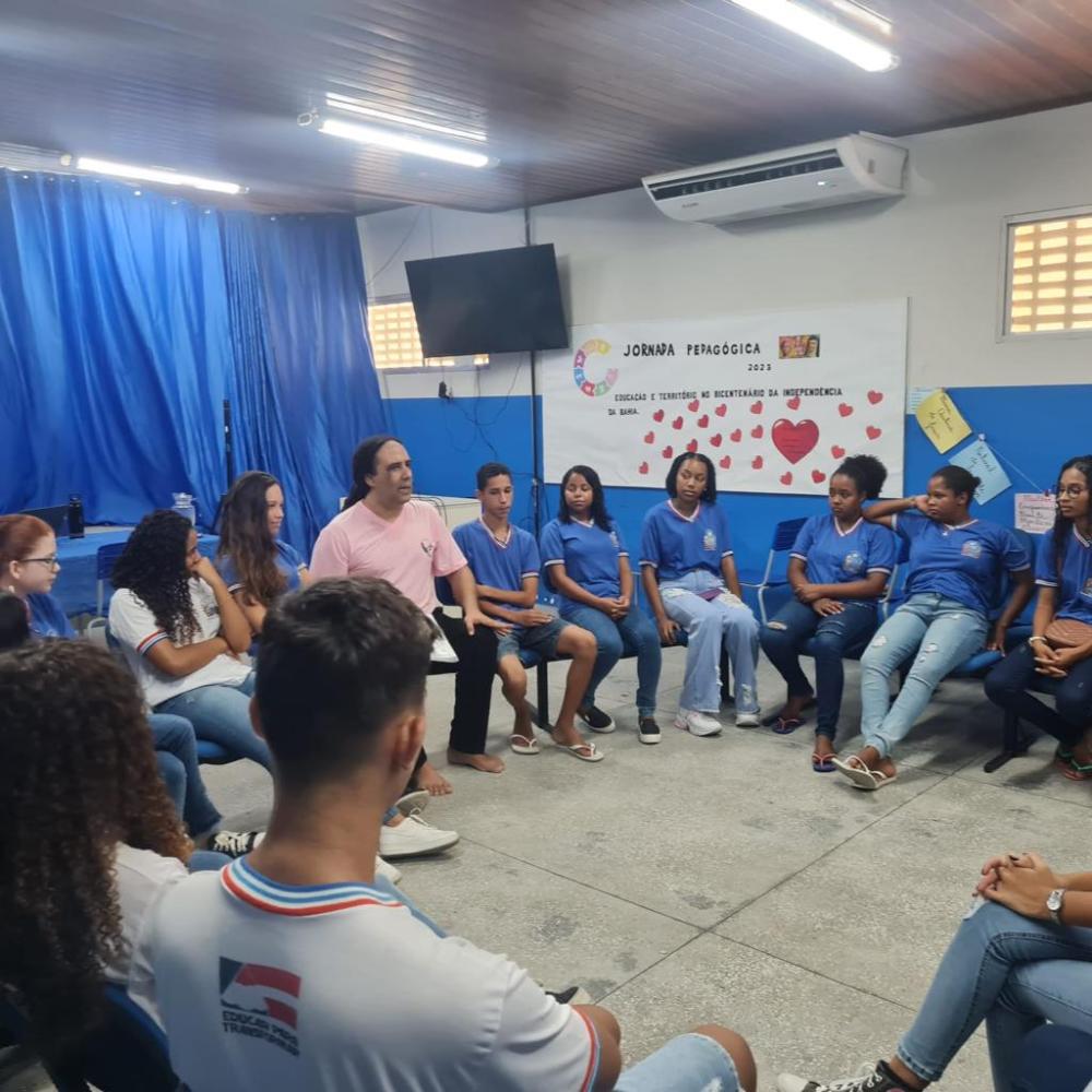 Cuidado socioemocional da comunidade escola.