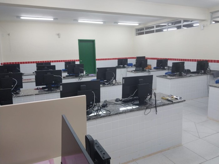 Governo do Estado entrega computadores e tablets para alunos de Abdon Batista
