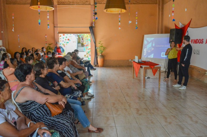 Usuários do Centro de Convivência do Idoso recebem orientações sobre Cadastro Único