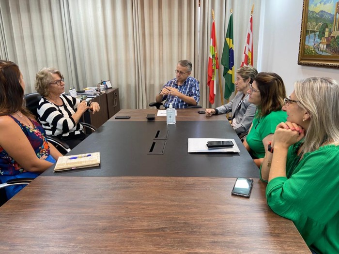 Em Blumenau, secretária da SAS anuncia capacitação para profissionais da Assistência Social para atuação em emergências como ataque à creche