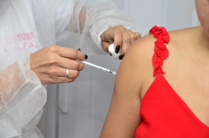 Campanha de vacinação bivalente contra Covid-19 segue nesta sexta-feira (14) em Nova Iguaçu