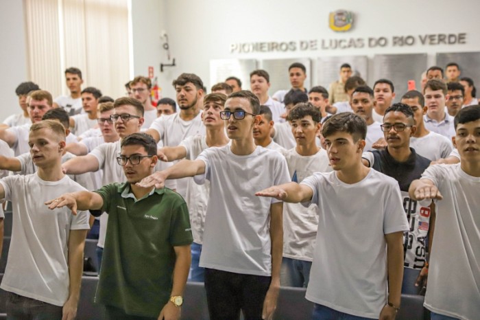 Cem Jovens realizam o Juramento à Bandeira em Lucas do Rio Verde