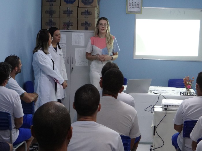 Coordenação de Psicologia realiza palestra para internos sobre dependência química