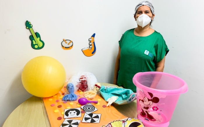 Com ofurô e mini redes, exercícios sensoriais contribuem para a evolução de bebês no HGWA