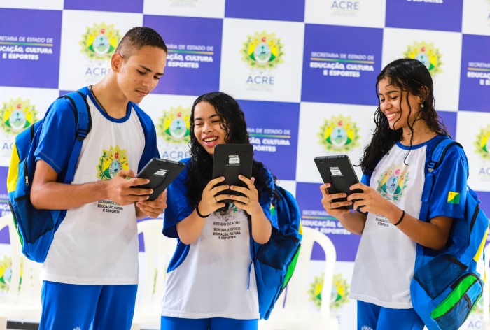 Estado entrega tablets, livros didáticos e material escolar para estudantes de Plácido de Castro