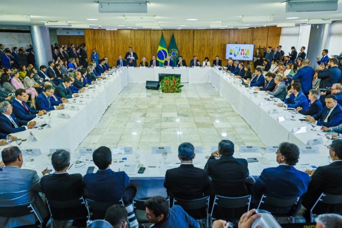 Em Brasília, governador Elmano de Freitas participa de reunião sobre enfrentamento à violência nas escolas