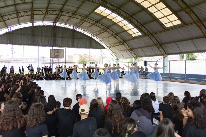 Escola de Dança Teatro Guaíra leva alegria e arte a escolas estaduais