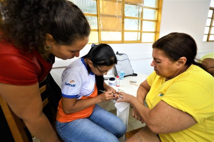 ?Qualifica Mulher? gera oportunidades para inserção no mercado de trabalho e reúne neta e avó em curso de designer de unhas