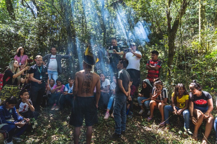 Jovens indígenas têm atividades escolares que valorizam tradição oral e ancestralidade