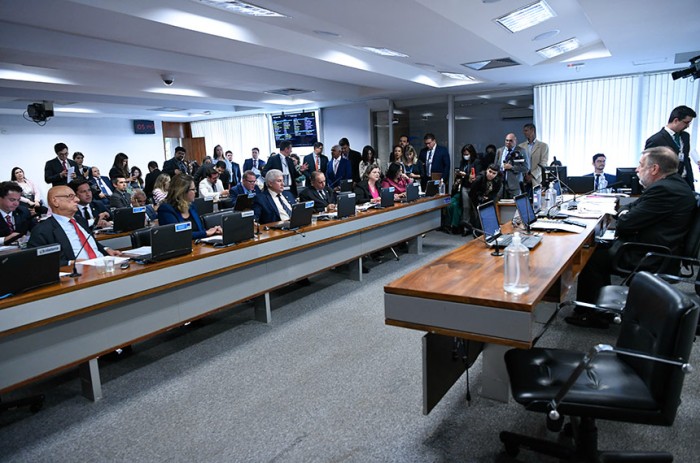 Comissão debate suspensão de implantação do novo ensino médio