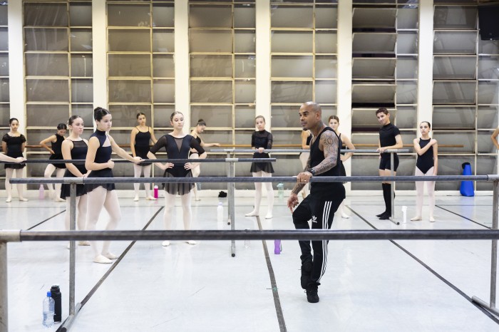 Aulas especiais com bailarinos de renome marcam os 67 anos da Escola de Dança Teatro Guaíra