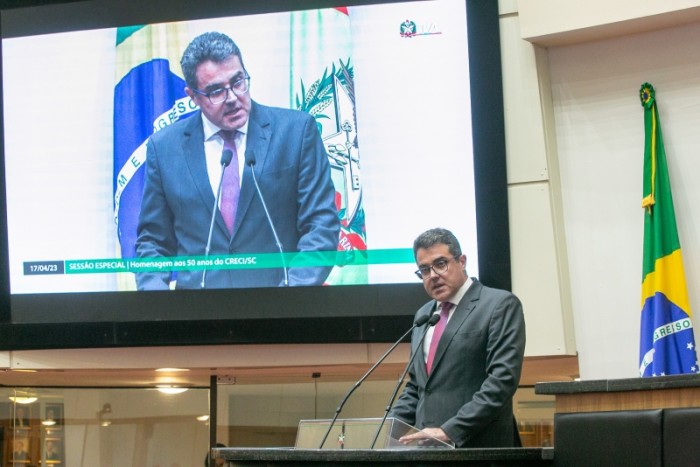 Secretário-adjunto da Sicos participa de homenagem dos 50 anos do Creci-SC na Alesc