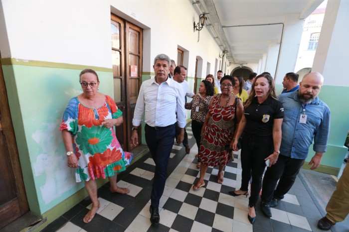 “Escola é um lugar sagrado, de aprendizagem e cuidado”, afirma governador durante visita a escolas em Salvador