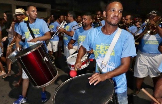Governador prestigia saída de bloco de jornalistas de Feira de Santana; cortejo é prévia da Micareta de Feira