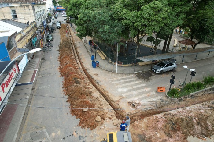 PREFEITURA DE GUAÇUÍ SEGUE COM OBRAS DE DRENAGEM NO CENTRO DA CIDADE